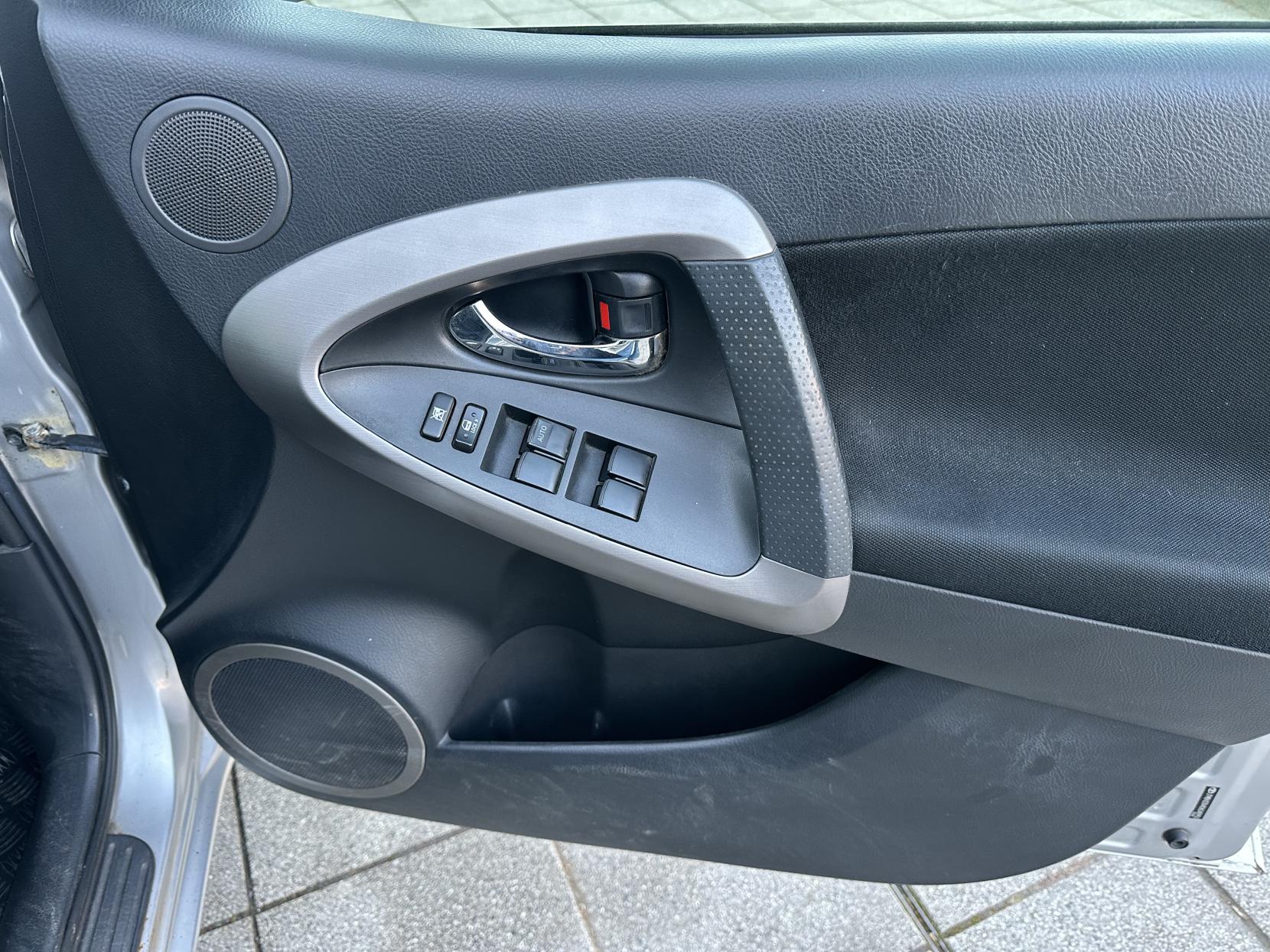 Toyota RAV4 2.0 XT3 SUV 5dr Petrol Automatic 4WD (212 g/km, 150 bhp)