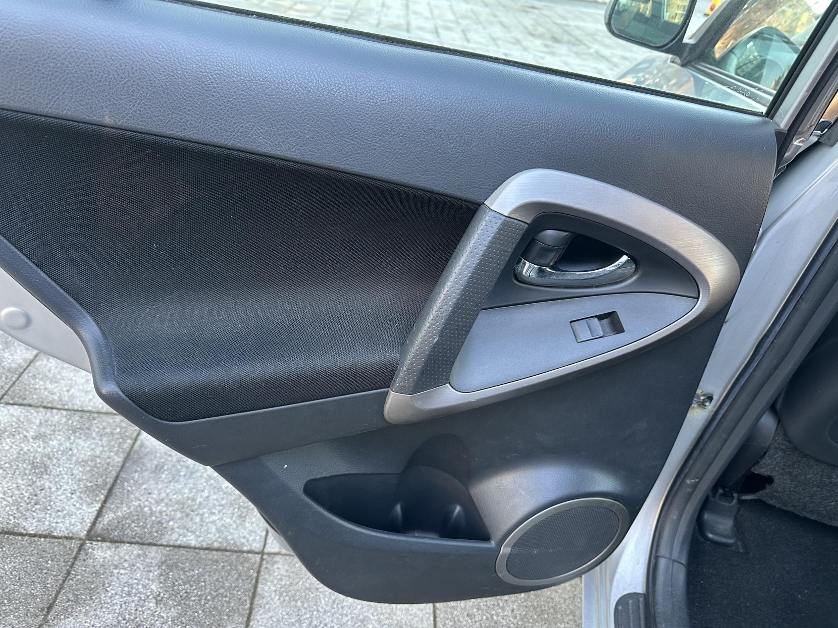 Toyota RAV4 2.0 XT3 SUV 5dr Petrol Automatic 4WD (212 g/km, 150 bhp)