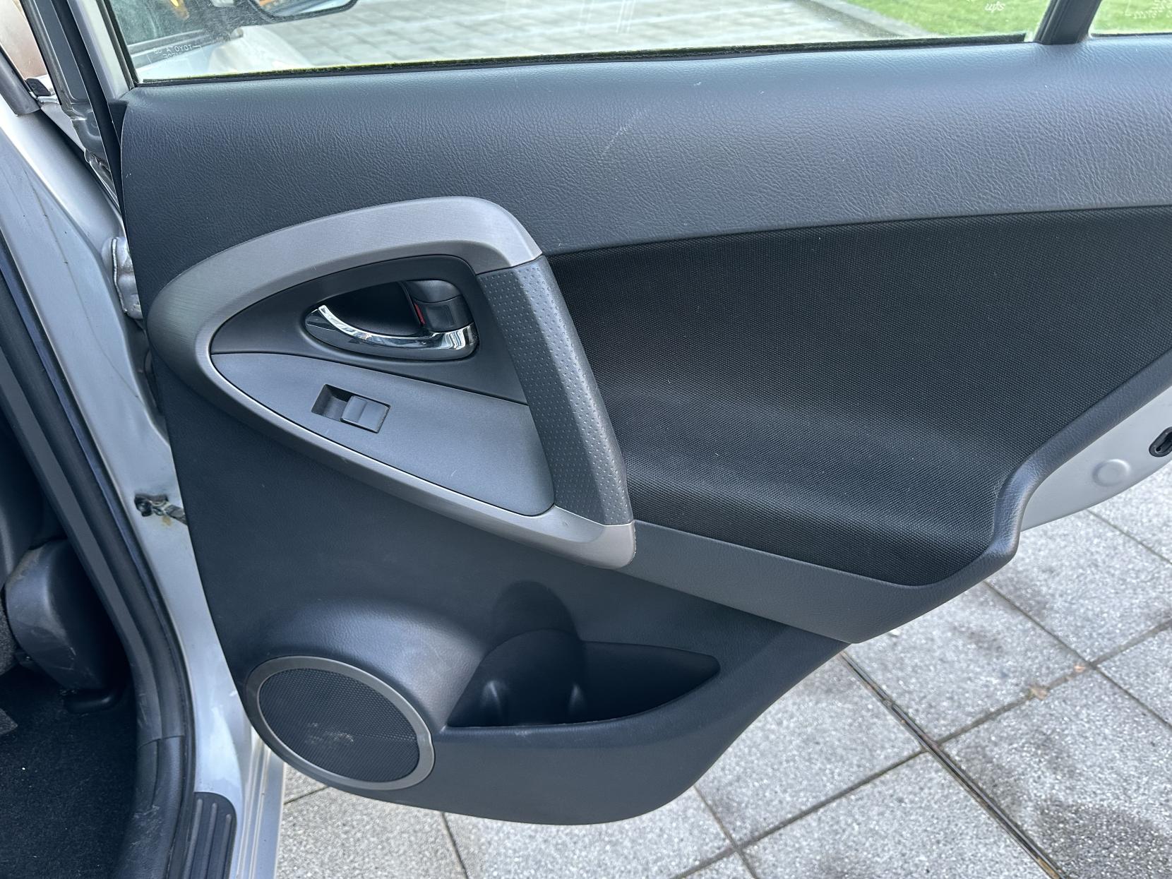 Toyota RAV4 2.0 XT3 SUV 5dr Petrol Automatic 4WD (212 g/km, 150 bhp)