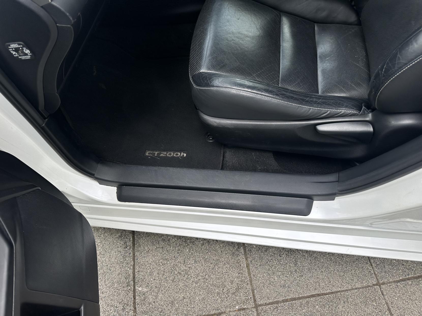 Lexus CT 1.8 200h SE-L Hatchback 5dr Petrol Hybrid CVT Euro 5 (s/s) (136 ps)