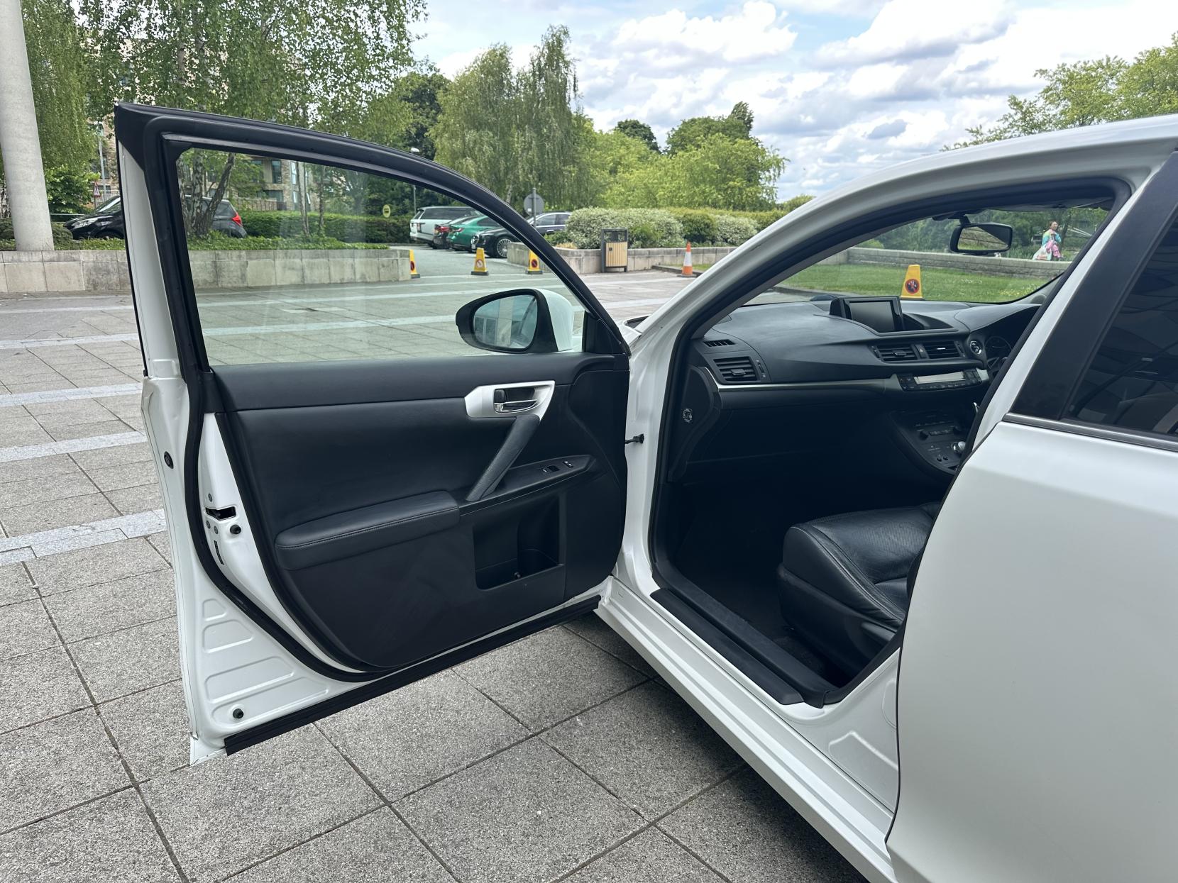 Lexus CT 1.8 200h SE-L Hatchback 5dr Petrol Hybrid CVT Euro 5 (s/s) (136 ps)
