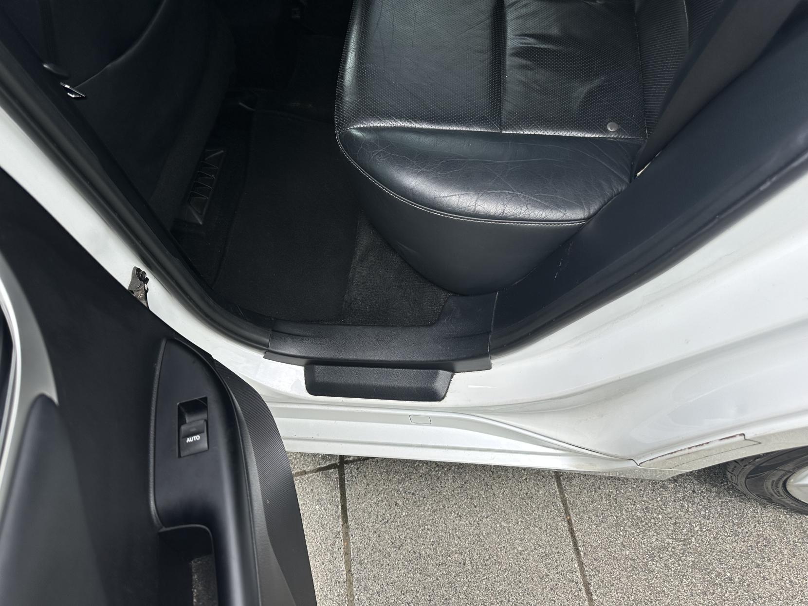 Lexus CT 1.8 200h SE-L Hatchback 5dr Petrol Hybrid CVT Euro 5 (s/s) (136 ps)
