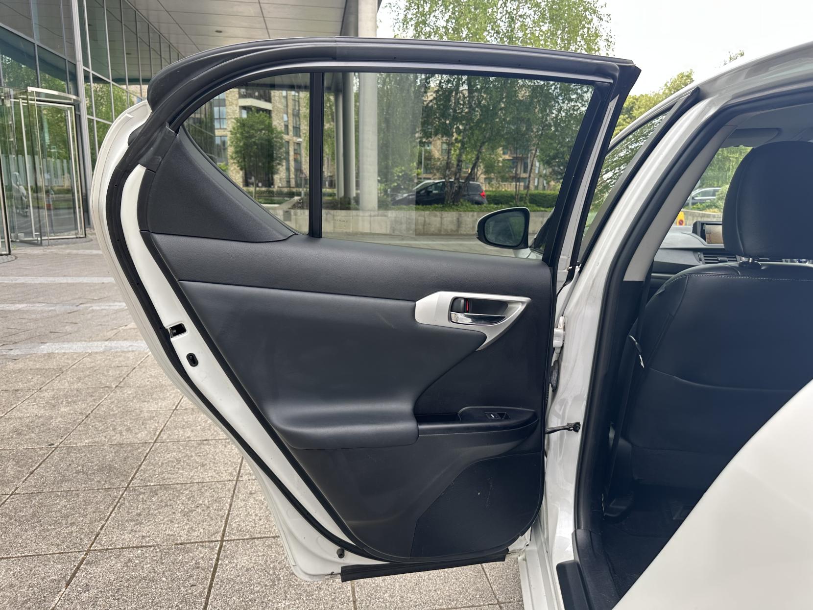 Lexus CT 1.8 200h SE-L Hatchback 5dr Petrol Hybrid CVT Euro 5 (s/s) (136 ps)