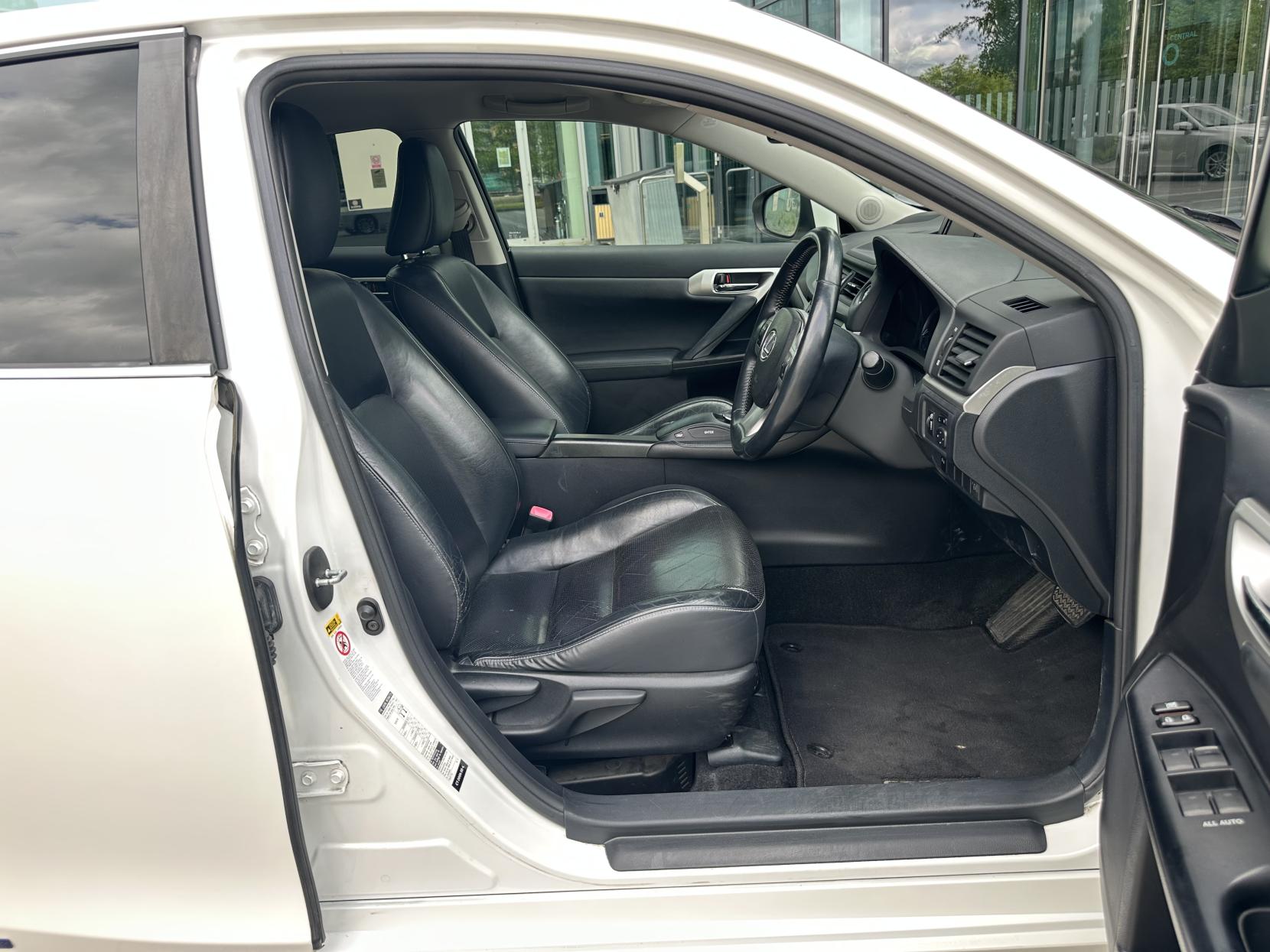 Lexus CT 1.8 200h SE-L Hatchback 5dr Petrol Hybrid CVT Euro 5 (s/s) (136 ps)