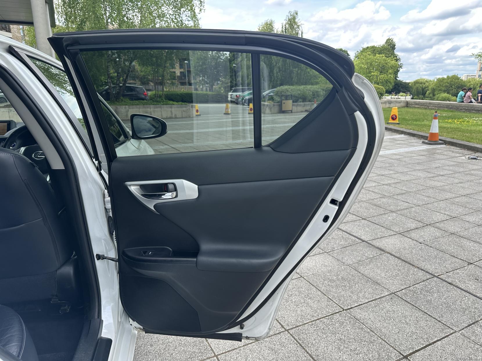 Lexus CT 1.8 200h SE-L Hatchback 5dr Petrol Hybrid CVT Euro 5 (s/s) (136 ps)