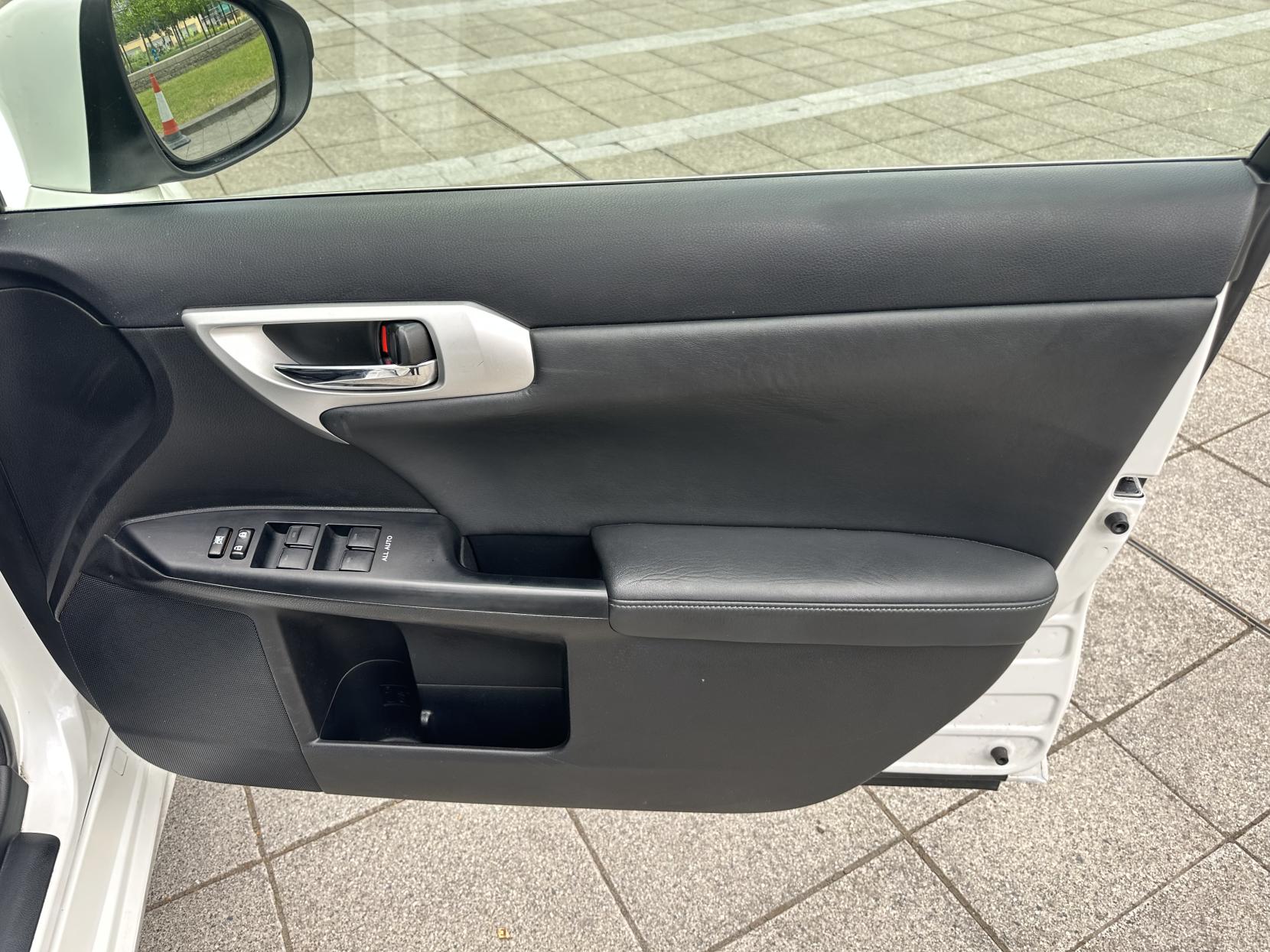 Lexus CT 1.8 200h SE-L Hatchback 5dr Petrol Hybrid CVT Euro 5 (s/s) (136 ps)