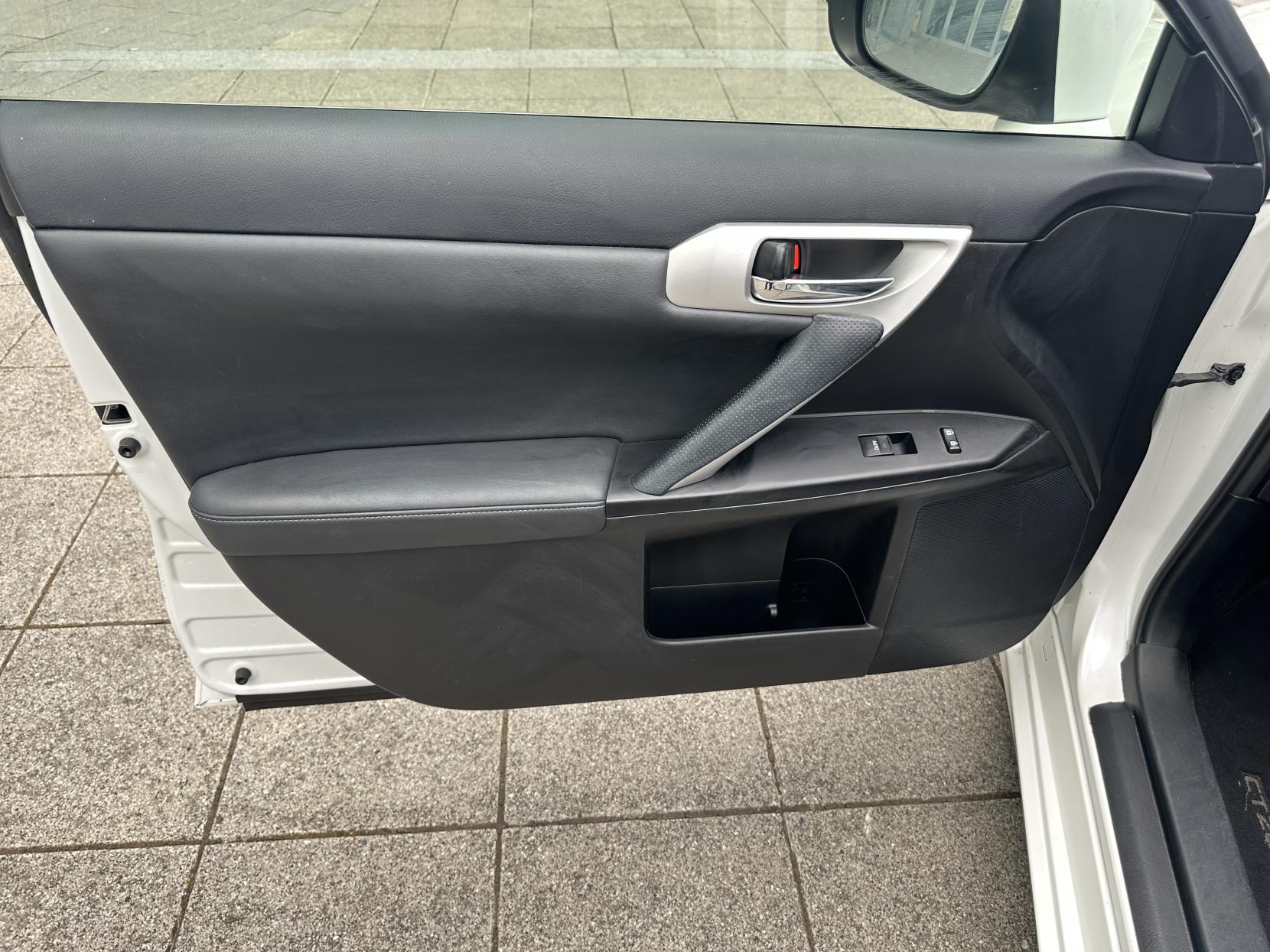 Lexus CT 1.8 200h SE-L Hatchback 5dr Petrol Hybrid CVT Euro 5 (s/s) (136 ps)