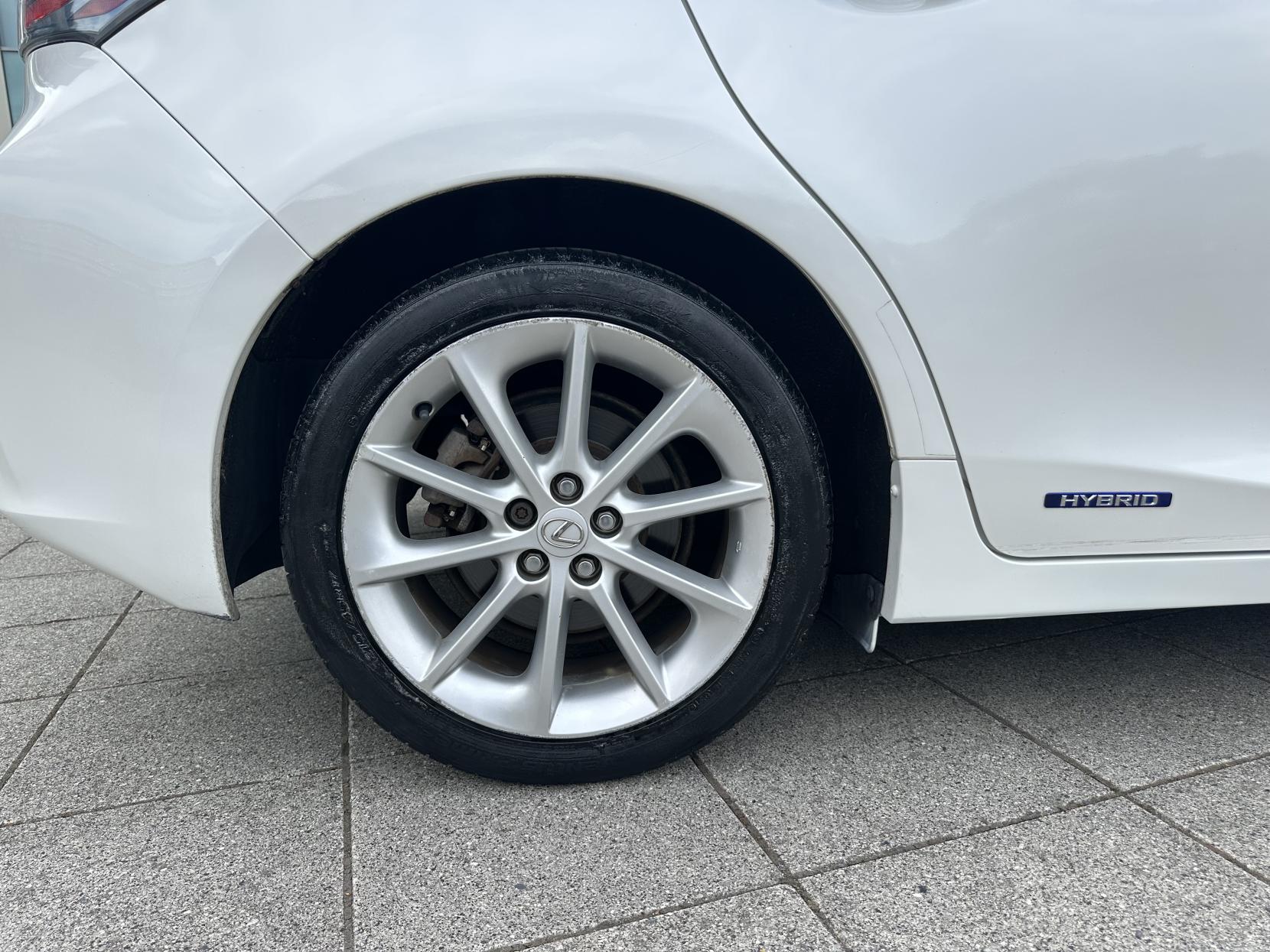 Lexus CT 1.8 200h SE-L Hatchback 5dr Petrol Hybrid CVT Euro 5 (s/s) (136 ps)