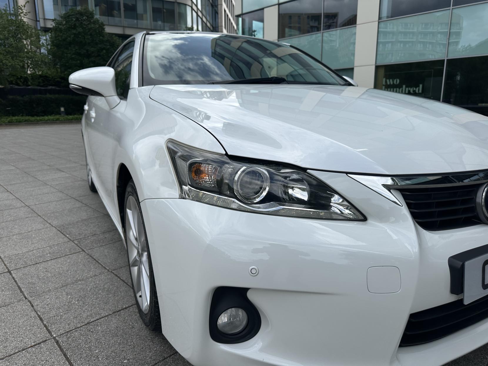Lexus CT 1.8 200h SE-L Hatchback 5dr Petrol Hybrid CVT Euro 5 (s/s) (136 ps)