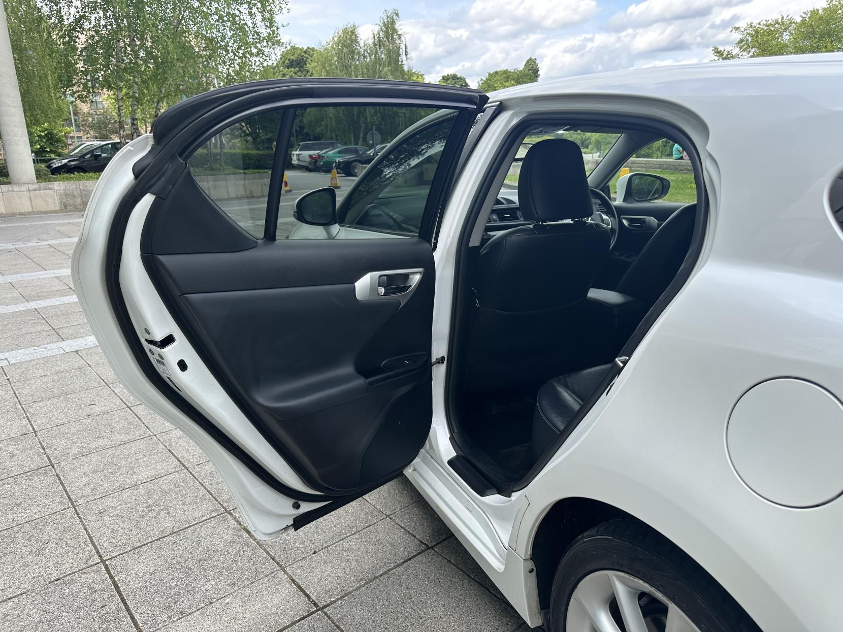 Lexus CT 1.8 200h SE-L Hatchback 5dr Petrol Hybrid CVT Euro 5 (s/s) (136 ps)