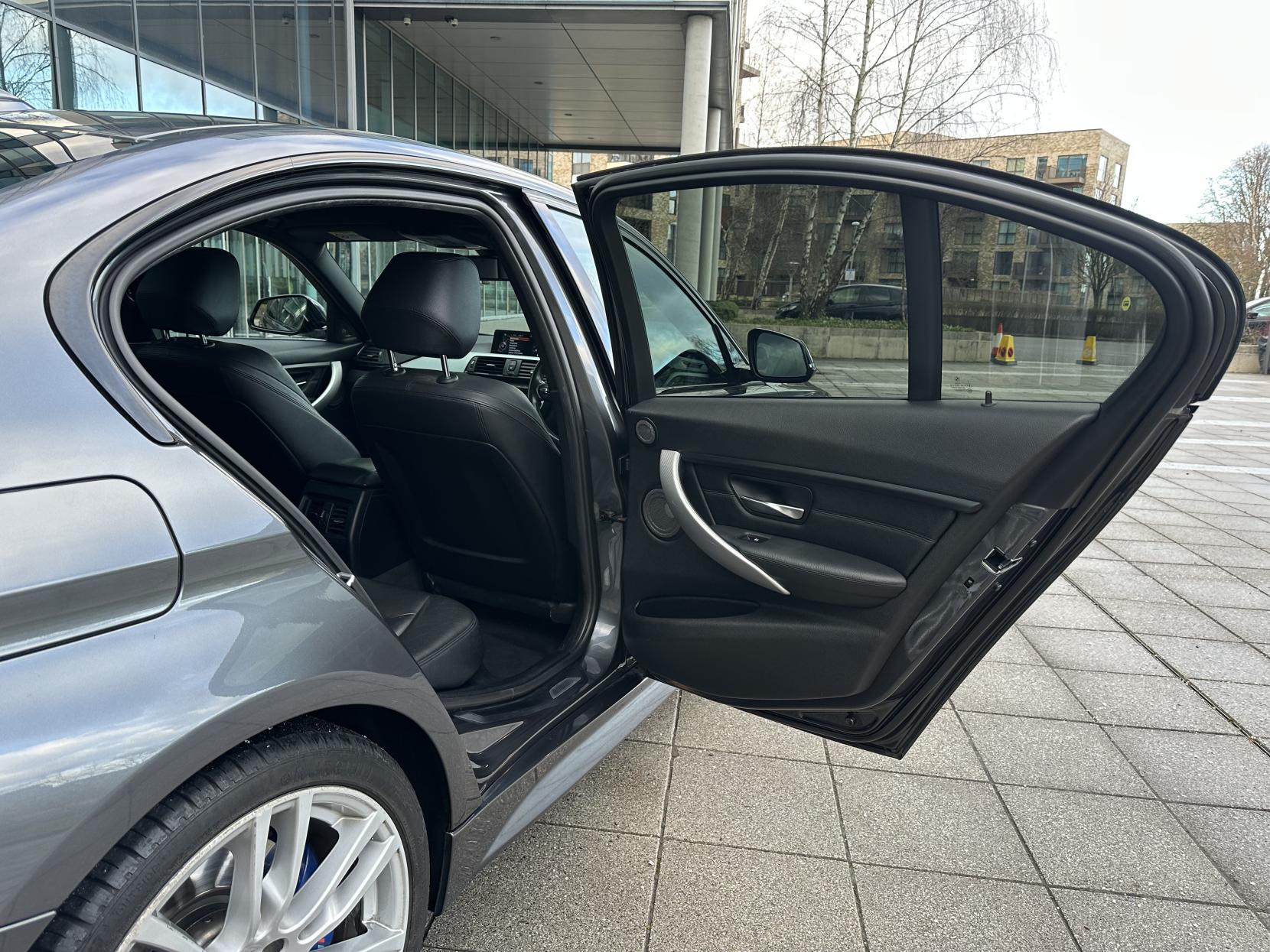 BMW 3 Series 2.0 320d BluePerformance M Sport Saloon 4dr Diesel Auto Euro 6 (s/s) (184 ps)