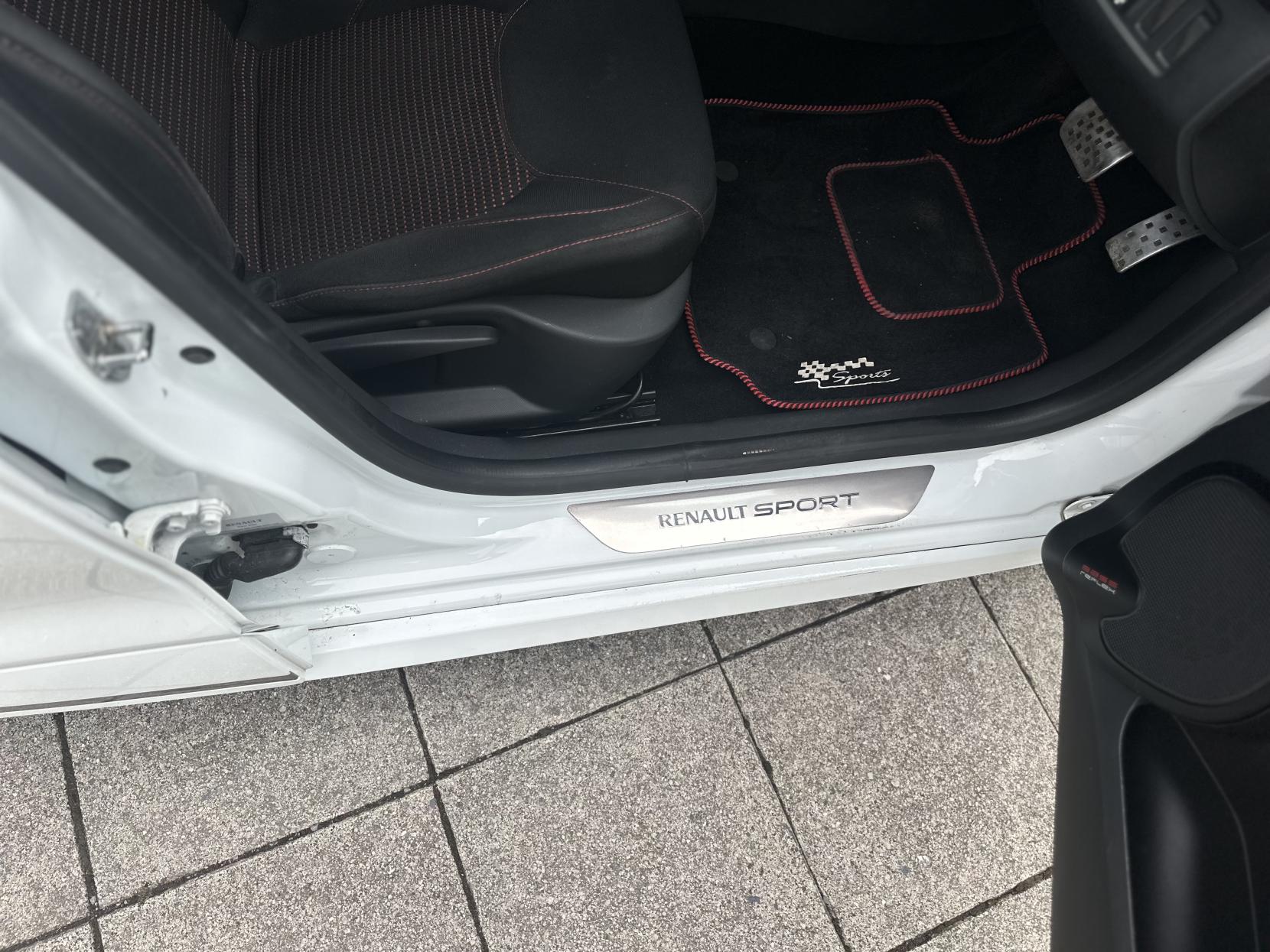 Renault Clio 1.6 TCe Renaultsport Lux Hatchback 5dr Petrol EDC Euro 5 (200 ps)
